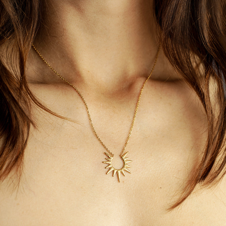Open Starburst Necklace – 22K Gold Plated – Symbolic Pendant for Dreams & Inspiration
